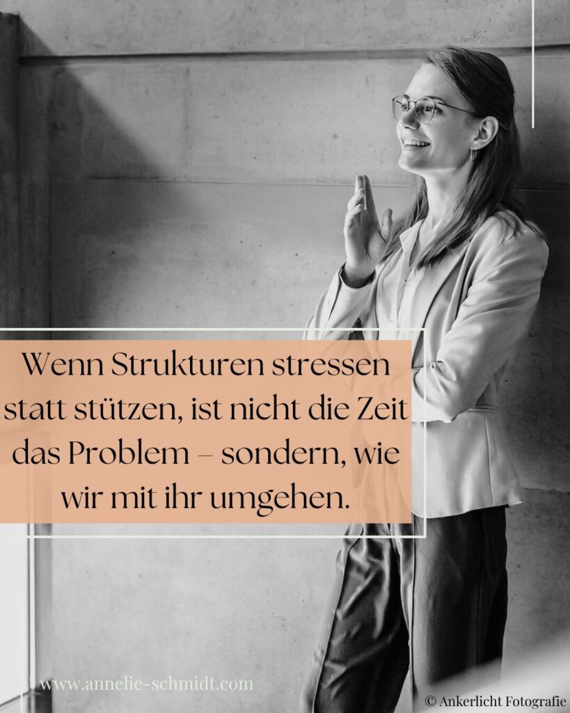 Titelbild zum Blogbeitrag über Zeit- und Selbstmanagement im Unternehmen. Der Satz „Wenn Strukturen stressen statt stützen, ist nicht die Zeit das Problem – sondern, wie wir mit ihr umgehen“ steht im Mittelpunkt. Thema: gesunde Arbeitsstrukturen, innere Haltung und bewusstes Zeitmanagement im betrieblichen Kontext